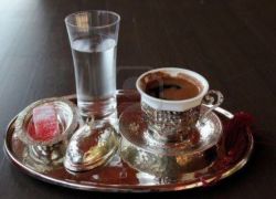 سر تقديم كوب الماء مع القهوة !
