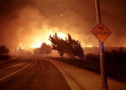 بعد الأعاصير ...حرائق ضخمة تشتعل في ولاية كاليفورنيا الأمريكية