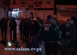 بالصور:فلسطينيون يزيلون يافطه تطالب بدولة واحدة وليس دولتين في طولكرم