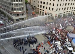 قتيل وعشرات الجرحى باشتباكات بين الأمن والمحتجين في بيروت