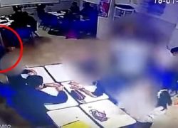 شاهد: فيديو صادم لتلميذ يطلق النار على معلمته وزملائه في المدرسة!