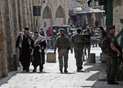 الاحتلال يخلي محالا تجارية في القدس