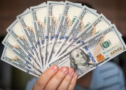 الدولار الأمريكي يتجه لأسوأ أداء سنوي منذ أكثر من عقدين