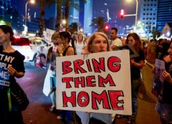 غضب بين عائلات الأسرى الإسرائيليين بغزة.. “مجلس الحرب” لم يستجب لطلب مقابلتهم