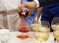 الامارات تُبيح "المساكنة" وشرب الخمر