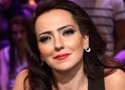 الفنانة السورية أمل عرفة تفاجأ جمهورها باعلان اعتزالها الفن