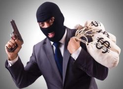 سطو مسلح على محل صرافة في جنين وإصابة صاحبه