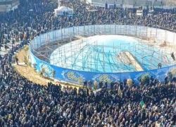 الرئيس الإيراني يتوعّد بالانتقام والآلاف يحتشدون مطالبين بالثأر لخامنئي