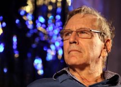 مقالة عاموس عوز التي أغضبت المستوطنين ووصفتهم بالنازيين الجدد