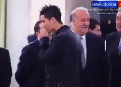 بالفيديو : شاهد اين خبأ رونالدو العلكة قبل تسلمه الجائزة من ملكة اسبانيا