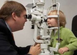 متى يحتاج الطفل الى طبيب عيون