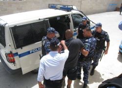 الشرطة توقف (33) شخصاً بتهمة الاعتداء على دورية للشرطة في الخليل