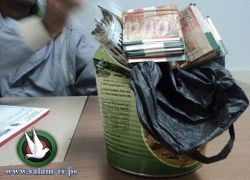 حدث بالخليل : ادخر شقاء العمر في "تنكة" فباعها إبنه بسبعة شواقل!