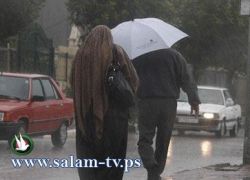حالة الطقس: جو ماطر ويطرأ انخفاض على درجات الحرارة