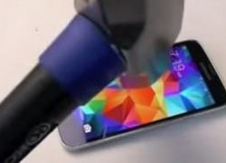 بالفيديو : جالاكسي S5 ينتقم من شاب حاول تحطيمه!