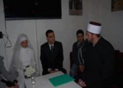 فلسطيني يتزوج من بوسنيه ومهرها ان تحضر مهرجان انطلاقة حماس وزيارة غزه