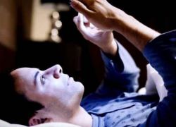 جراح عيون يحذر من التعرض الطويل للأجهزة الإلكترونية