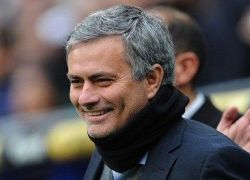 لاعبو الريال صفقو لمورينيو بعد لقاء الكلاسيكو في غرفة الملابس