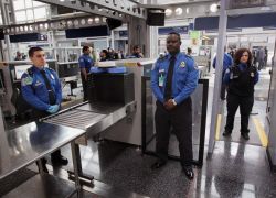 حجوزات السفر لأمريكا تتأثر سلبا بالغموض حول حظر سفر جديد