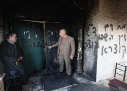متطرفون يضرمون النار بمسجد في أم الفحم ويخطون شعارات عنصرية