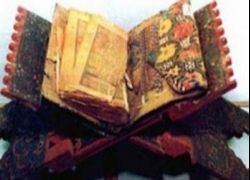  شاب يمني يعثر على أقدم نسخة للقرآن الكريم وسيف يُنسب لعلي بن أبي طالب