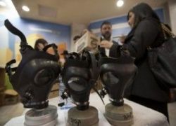 الاسرائيليون مشغولون بتوزيع كمامات الغاز وتجهيز الملاجىء