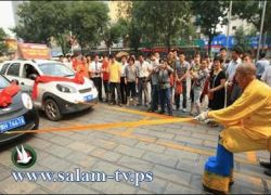 بالصور.. "هرقل" الصيني يجر سيارتين بإصبعين فقط!!