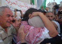 بالصور- الدموع والزغاريد تستقبل الأسرى العائدين الى محافظات الوطن