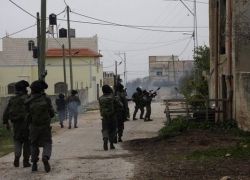 قوات الاحتلال تعتقل مواطنين وتفتش منازل في الخليل