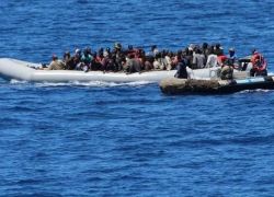 تونس تنقذ 67 مهاجرا افريقيا ابحروا في قارب مكتظ باتجاه إيطاليا