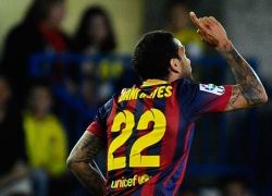 جمهور فياريال يلقي موزه على الفيس لاعب برشلونه .. فيأكلها - شاهد الفيديو