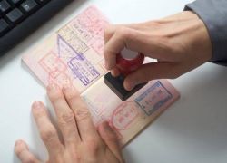 الإمارات توقف إصدار تأشيرات لمواطني 13 دولة غالبيتها عربية