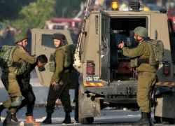 الاحتلال يعتقل شابين من بلدة حزما شمال شرق القدس
