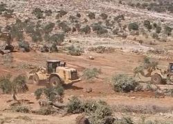 الاحتلال يواصل تجريف أراض في قرية المغير شمال شرق رام الله