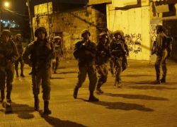 الاحتلال يعتقل ستة مواطنين بينهم طالب توجيهي وطفل ويفتش منازل في الخليل