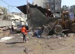 نحتاج لـ 250 آلية.. بلدية غزة: نقص الآليات ومواد البناء يعرقل عملنا