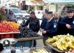 مدير شرطة طولكرم يتفقد أسواق المدينة ويستمع لملاحظات المواطنين