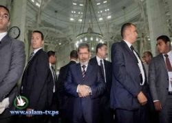 محمد مرسي يصلي مضطرباً وسط حراسة الشخصيين ..صورة تثير الجدل على الفيس بوك