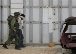 قوات الاحتلال تعتقل مواطناً من نابلس عثر بسيارته على بندقية