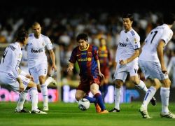 سوابق حكم الكلاسيكو تقلق ريال مدريد وبرشلونة