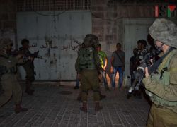 الاحتلال يعتقل 8 مواطنين بينهم طفلان من أنحاء متفرقة في الخليل