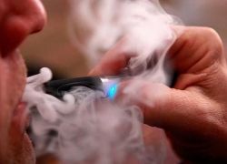 توصية بحظر بيع السجائر الإلكترونية للقاصرين