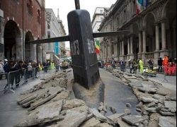غواصة تخترق شوارع ميلانو الإيطالية ـ شاهد الفيديو