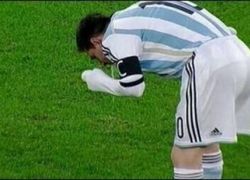 بالفيديو :ميسي يطمئن محبيه المذعورين بعد تقيؤه في الملعب