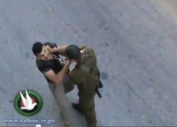 منظمة بتسيلم تنشر شريطا يوثق تنكيل جنود الاحتلال بفتى فلسطيني