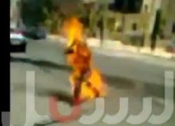 فيديو مؤلم جدا : يتيم اردني يحرق نفسه أمام وزارة التنمية - شاهد