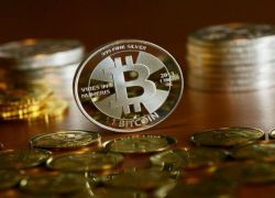 "بيتكوين" أغلى من الذهب