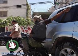 تنظيف سيارات مهنة شاب جريح بلا ساقين في غزة