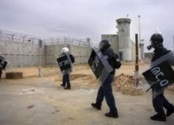 الاحتلال يقتحم لقسم 3 في سجن عسقلان