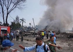 مصرع (30) شخصاً بتحطم طائرة نقل عسكرية في إندونيسيا